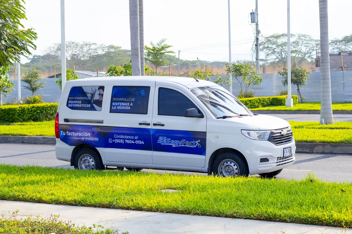 Vehículo de soporte de EasyFact que atiende negocios en Sonsonate